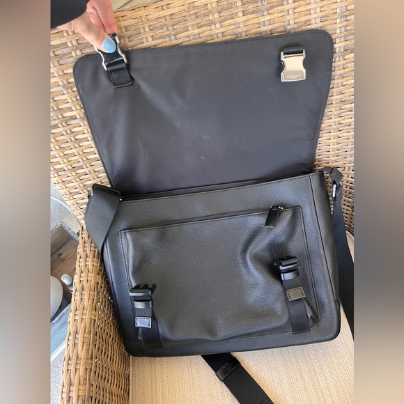 Michael Kors Laptop Bag. Like New- In Excellent Condition! - Picture 3 of 10